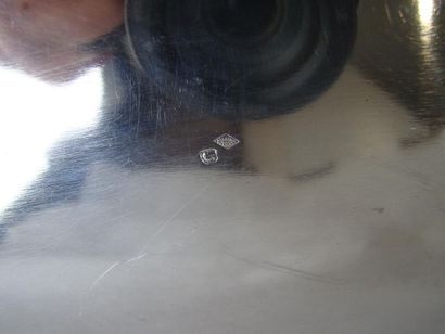 Plat ovale en argent. Modèle à contours mouluré...