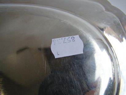 Plat ovale en argent. Modèle à contours mouluré...