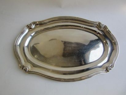 Plat ovale en argent. Modèle à contours mouluré...