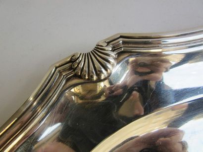 Plat ovale en argent. Modèle à contours mouluré...