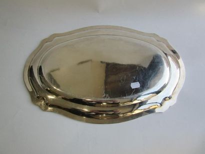 Plat ovale en argent. Modèle à contours mouluré...