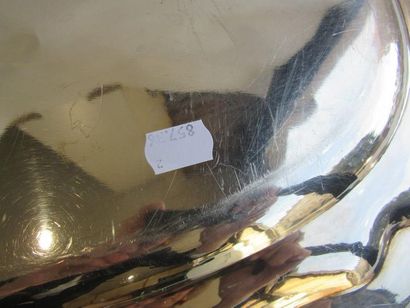 Plat ovale en argent. Modèle à contours mouluré...