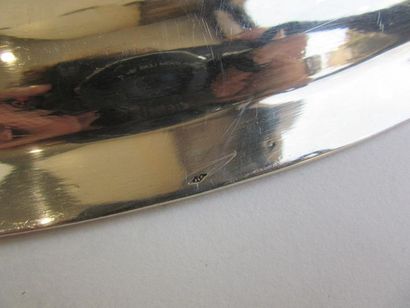 Plat ovale en argent. Modèle à contours mouluré...