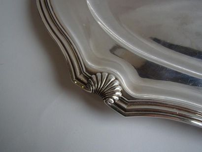 Plat ovale en argent. Modèle à contours mouluré...