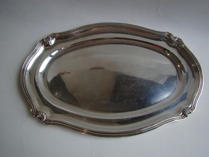 Plat ovale en argent. Modèle à contours mouluré...