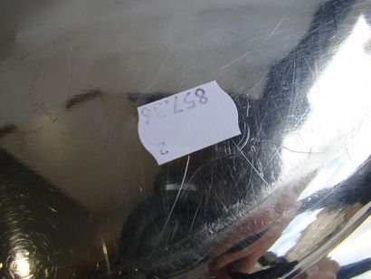 Plat ovale en argent. Modèle à contours mouluré...