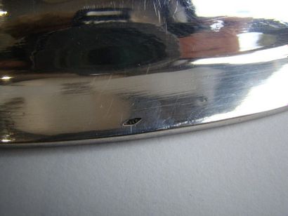 Plat ovale en argent. Modèle à contours mouluré...
