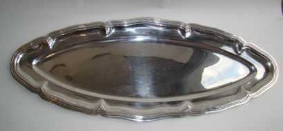 Plat à poisson en argent. Modèle à contours...