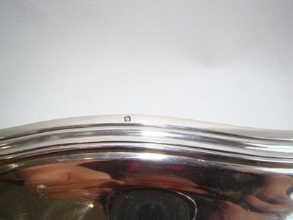 Plat à poisson en argent. Modèle à contours...