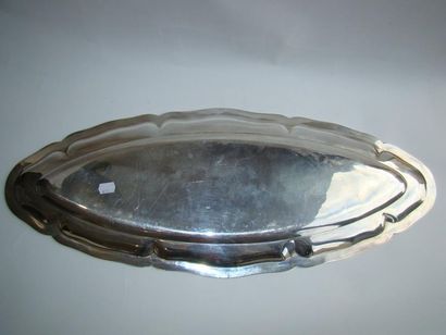Plat à poisson en argent. Modèle à contours...