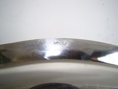 Plat à poisson en argent. Modèle à contours...
