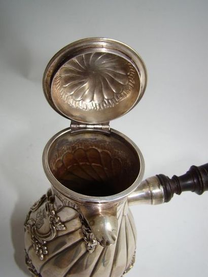 Cafetière égoïste en argent. Modèle à godrons...