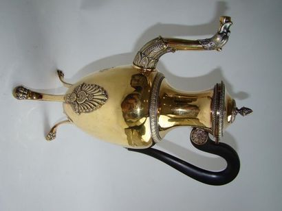 Cafetière en argent doré. La panse oblongue...