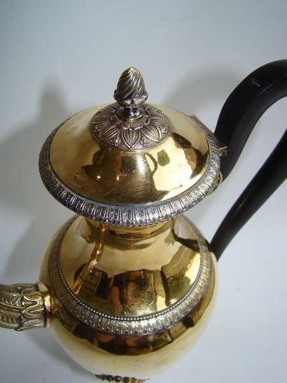 Cafetière en argent doré. La panse oblongue...