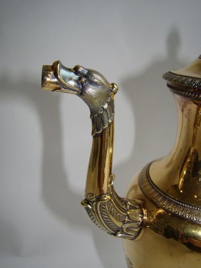Cafetière en argent doré. La panse oblongue...