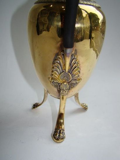 Cafetière en argent doré. La panse oblongue...