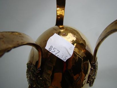 Cafetière en argent doré. La panse oblongue...