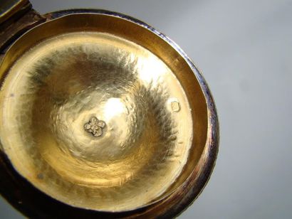 Cafetière en argent doré. La panse oblongue...