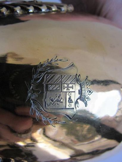 Cafetière en argent doré. La panse oblongue...