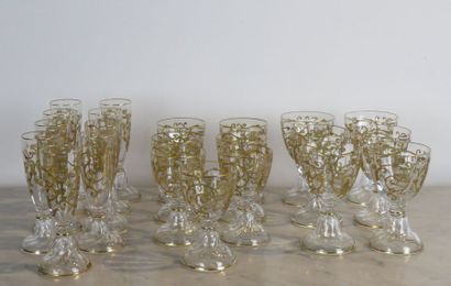 SAINT-LOUIS Service de verres à pied en cloche...