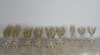 SAINT-LOUIS Service de verres à pied en cloche...