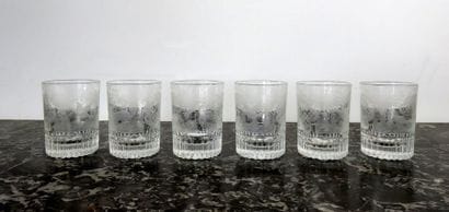Suite de six verres à whisky en cristal finement...