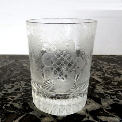Suite de six verres à whisky en cristal finement...