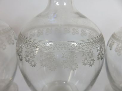 BACCARAT Suite de deux carafes à eau et deux...
