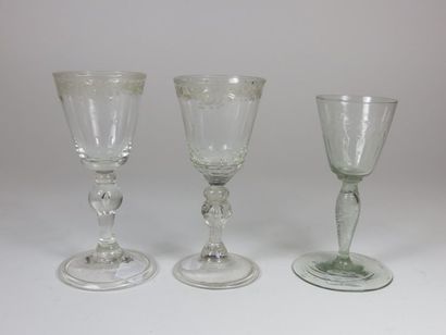 Deux verres cornet à bulle d'air, pied cloche...
