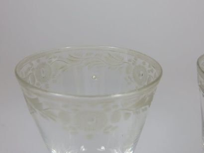 Deux verres cornet à bulle d'air, pied cloche...