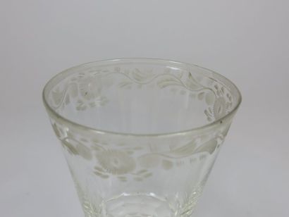 Deux verres cornet à bulle d'air, pied cloche...