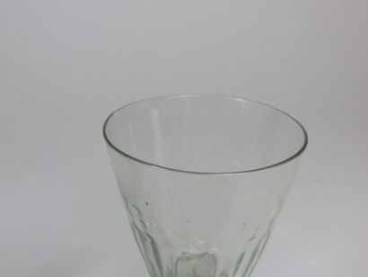 Deux verres cornet à bulle d'air, pied cloche...