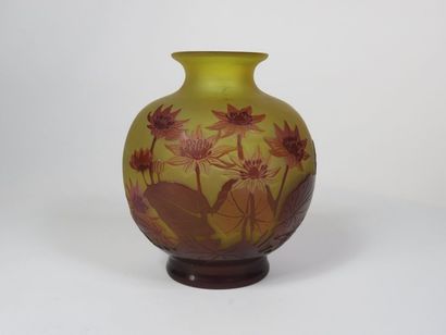 GALLE Vase boule à col resserré et petit...