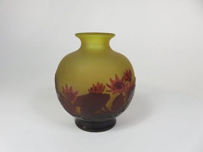GALLE Vase boule à col resserré et petit...