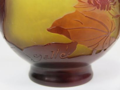 GALLE Vase boule à col resserré et petit...