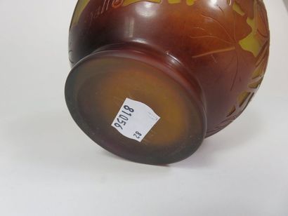 GALLE Vase boule à col resserré et petit...