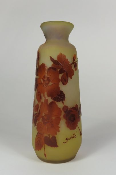 GALLE Vase en verre à décor dégagé à l'acide...