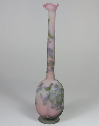 GALLÉ Petit vase en verre à décor dégagé...