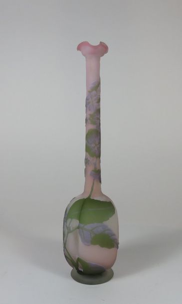GALLÉ Petit vase en verre à décor dégagé...