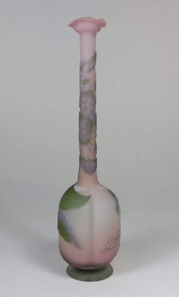 GALLÉ Petit vase en verre à décor dégagé...