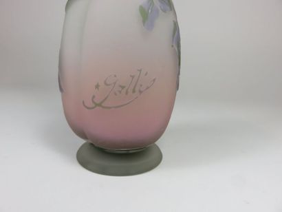 GALLÉ Petit vase en verre à décor dégagé...