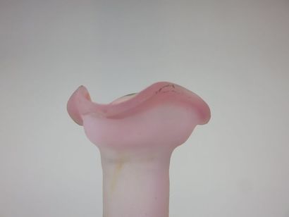 GALLÉ Petit vase en verre à décor dégagé...