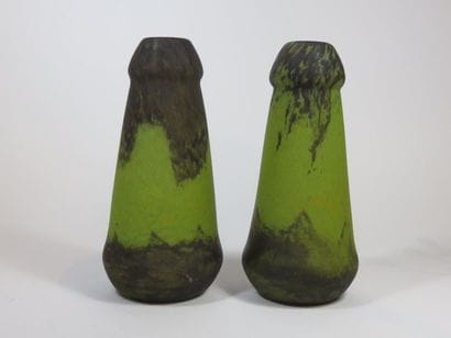 DAUM Nancy Paire de vases oblongs en verre...