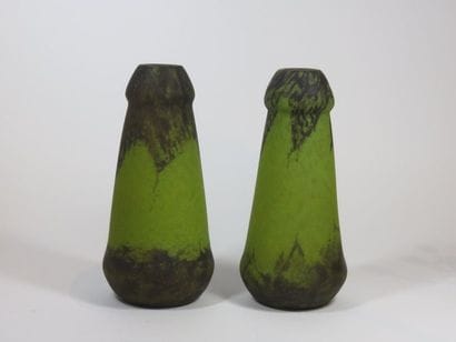 DAUM Nancy Paire de vases oblongs en verre...