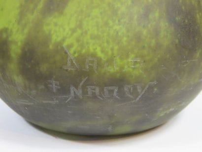 DAUM Nancy Paire de vases oblongs en verre...