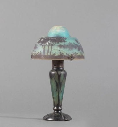 DAUM Nancy Lampe en verre à décor lacustre...
