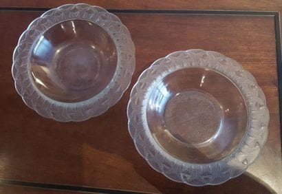 LALIQUE Paire de coupes en verre blanc moulé...