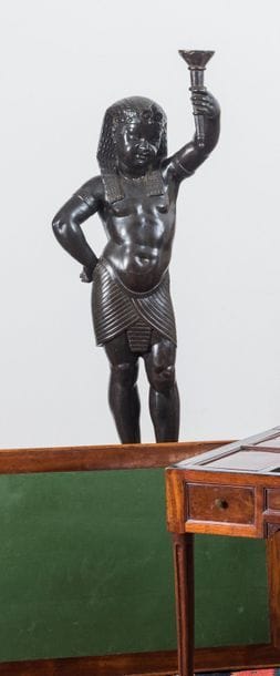 Jeune nubien porte-torchère en fonte de fer....