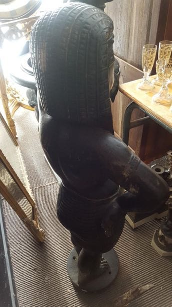 Jeune nubien porte-torchère en fonte de fer....