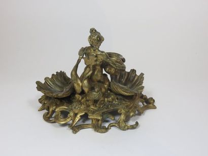 Encrier en bronze ciselé et doré figurant...